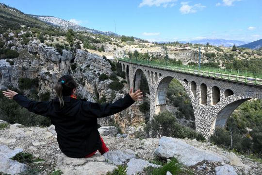 TOROSLARI DELEN ALMAN KÖPRÜSÜ VARDA